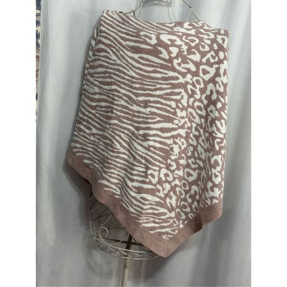 Beautiful Barefoot Dreams CozyChic Ultra Lite Ocean Breeze Poncho One Size Plus - Picture 6 of 6